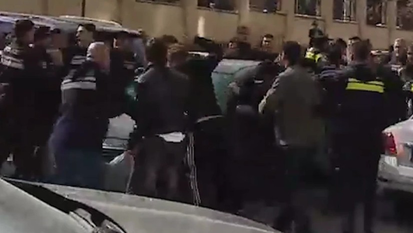 ჩხუბი სასამართლოს ეზოში