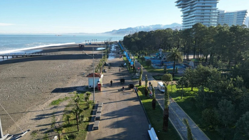 ბათუმის ბულვარის სანაპირო ზოლის დასუფთავება დილიდან მიმდინარეობს