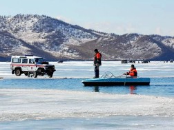 ტურისტების ავტობუსი ტბაში ჩავარდა
