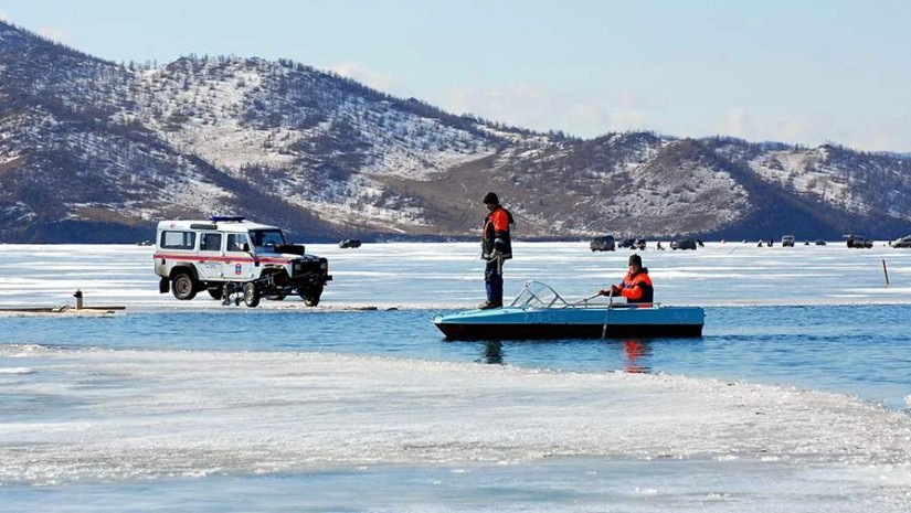 ტურისტების ავტობუსი ტბაში ჩავარდა