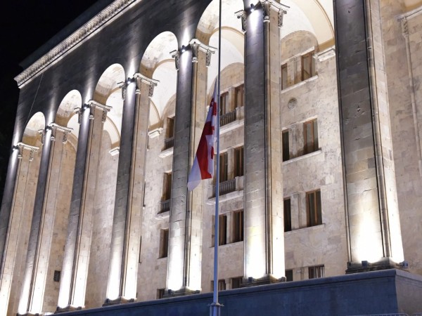 დაშვებული დროშა პარლამენტში