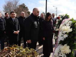 ზურაბ აბაშიძემ და საკრებულოს წევრებმა იუნკერთა ხსოვნას პატივი მიაგეს