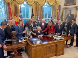 ტრამპი ლოცულობს