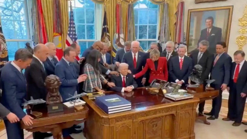 ტრამპი ლოცულობს