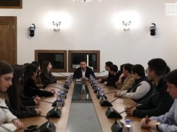 ვარლამ ლიპარტელიანი თბილისის 124-ე სკოლის მოსწავლეებს შეხვდა ვარლამ ლიპარტელიანი თბილისის 124-ე სკოლის მოსწავლეებს შეხვდა