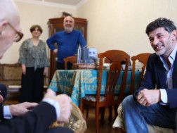 თბილისის მერი 100 წლის ექიმ თერაპევტს, რეზო აბესაძეს სტუმრობდა