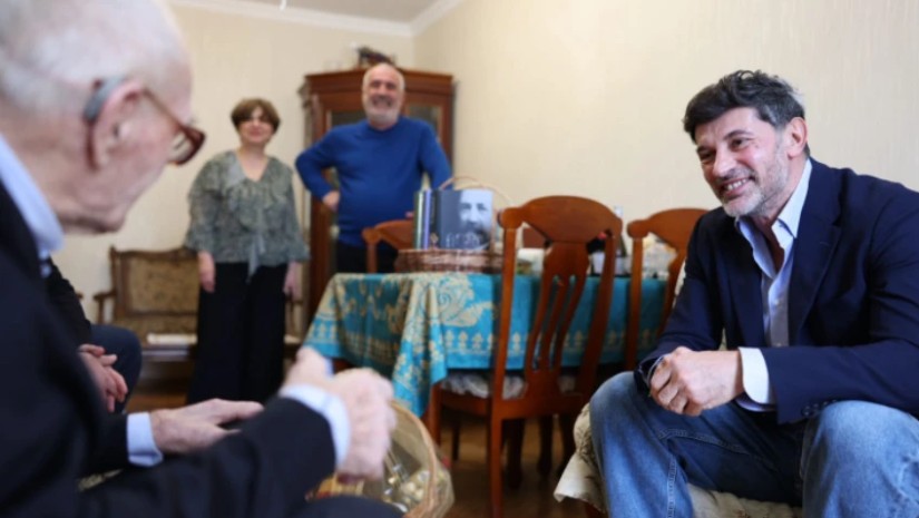 თბილისის მერი 100 წლის ექიმ თერაპევტს, რეზო აბესაძეს სტუმრობდა
