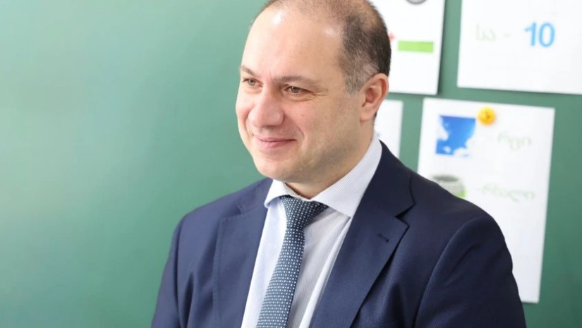 მი