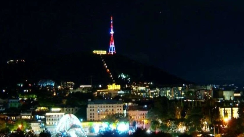 დამოუკიდებლობის დღესთან დაკავშირებით თბილისის ანძა და მშვიდობის ხიდი ეროვნული დროშის ფერებში განათდ