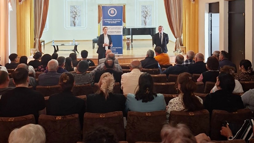 პროკურატურის პროფესიული დღისადმი მიძღვნილი კვირეულის ფარგლებში, პროკურორებმა ხონის რაიონის მოსახლეობასთან საინფორმაციო შეხვედრა გამართეს