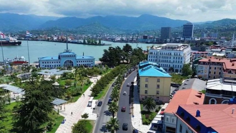 აჭარის მთავრობის თავმჯდომარე გოგებაშვილის ქუჩაზე დასრულებულ სარეაბილიტაციო სამუშაოებს გაეცნო