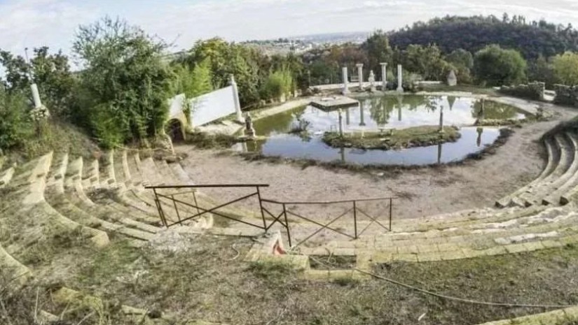 იტალიელმა მამაკაცმა ყალბი ამფითეატრი ააშენა