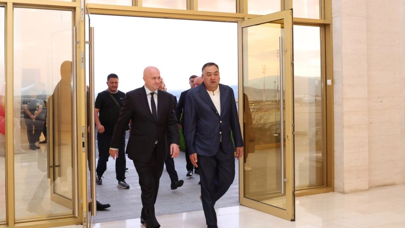 სულხან თამაზაშვილი ყირგიზ კოლეგასთან შეხვედრაზე