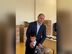 გივი მიქანაძემ პირველკლასელ შვილს სასკოლო ფორმა შეუძინა