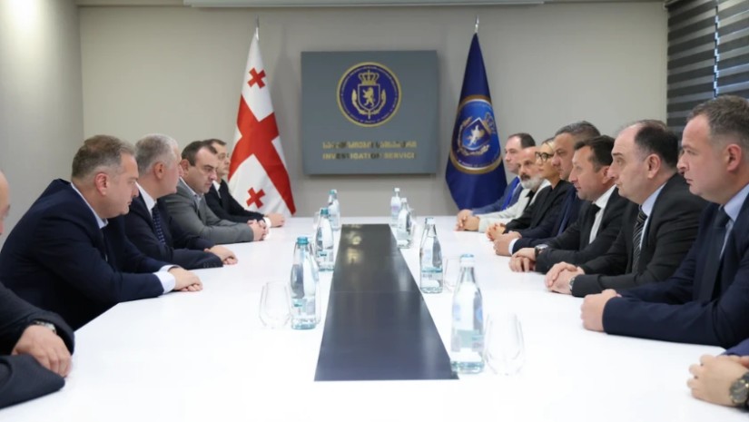 ფინანსთა მინისტრმა საგამოძიებო სამსახურის ახალი ხელმძღვანელი მერაბ გამყრელიძე უწყების თანამშრომლებს წარუდგინა