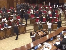 სომხეთის პარლამენტში მმართველი პარტიისა და ოპოზიციის წარმომადგენლები ერთმანეთს ფიზიკურად დაუპირისპირდნენ