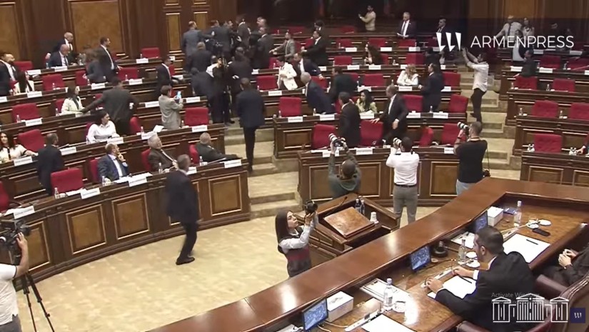 სომხეთის პარლამენტში მმართველი პარტიისა და ოპოზიციის წარმომადგენლები ერთმანეთს ფიზიკურად დაუპირისპირდნენ