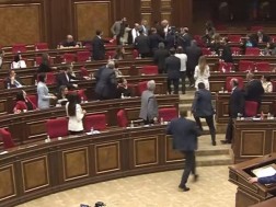 სომხეთის პარლამენტში დეპუტატები ერთმანეთს ფიზიკურად დაუპირისპირდნენ სომხეთის პარლამენტში დეპუტატები ერთმანეთს ფიზიკურად დაუპირისპირდნენ