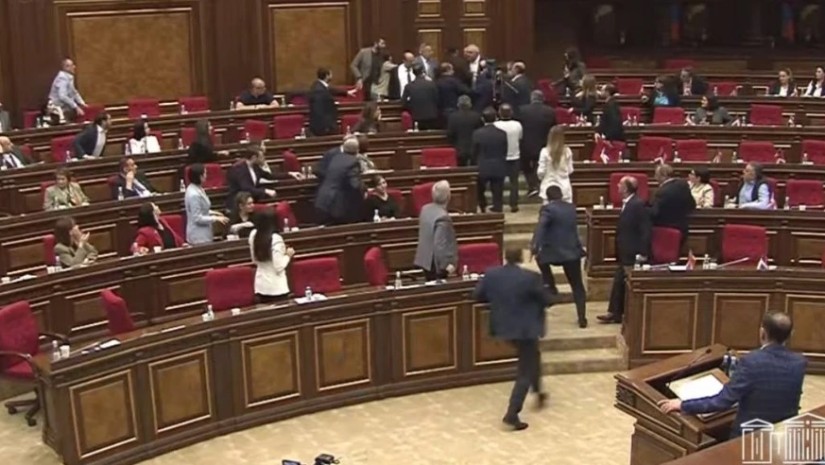 სომხეთის პარლამენტში დეპუტატები ერთმანეთს ფიზიკურად დაუპირისპირდნენ